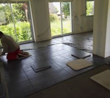 Carrelage RDC en cours: MARQUE POLIS - modèle EASY GREY en 45 X 45