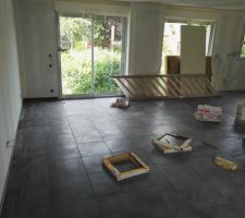 Carrelage RDC en cours: MARQUE POLIS - modèle EASY GREY en 45 X 45