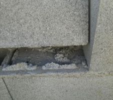 Ca monte doucement, et en plus il y a des petits soucis...ici, on voit le peu de béton qui a été mis entre deux rangs. Un parpaings était d'ailleurs défait  à mon arrivée sur le chantier. Parpaing qui a été posé il y a 3 jours.