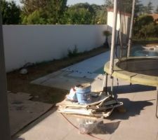 Carrelage terrasse en cours - vue sur future zone massif le long de la piscine