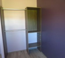 Une etagere dans une chambre montee reste a poser les portes coulissantes