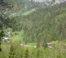 Le petit terrain est le champs vert au loin.