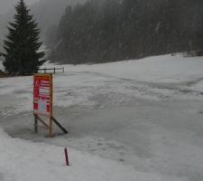 Pluie sur neige fondante : c'est humide, ça patauge ! J'aime bien cette photo quand même car on voit le relief ancestral, et notamment un ancien chemin d'exploitation le long de la limite est de mon terrain.