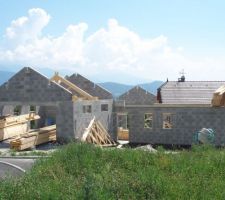 La nouvelle livraison de la charpente est réalisée.