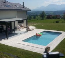 Pergola Zenisun, dalle carrelée et contours de piscine terminés