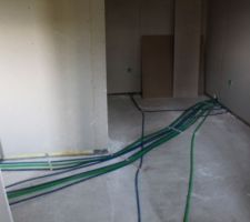 Chambre étage, les gaines filent vers le garage