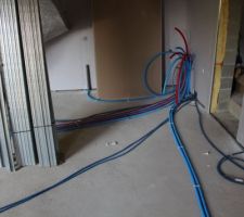 Buanderie, il y a du monde qui circule entre la future PAC et, côté garage, le tableau électrique