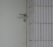Grosse fuite au niveau de la serrure.
un comble pour une porte passive, impossible à corriger.