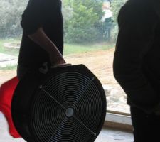On va fixer un ventilateur puissant pour mettre en pression ou en dépression le batiment.