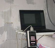 Un ordinateur collecte les mesures pour tracer la courbe fatidique.