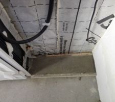 Arases hydrophiles intérieur des murs périphériques