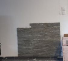 Le mur en cours de pose du parement