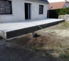 Mise a niveau du terrain par rapport a la terrasse.