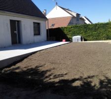Mise a niveau du terrain par rapport a la terrasse.