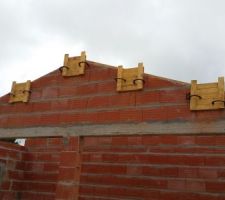 Les charpentiers auront mis 2 jours pour faire les renforts béton pour les sabots...