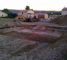 Terrain vue sud avec implantation trac&eacute;e au sol