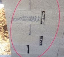 Photo prise en cours d'&eacute;l&eacute;vation des murs, les plus gros trous ont &eacute;t&eacute; rebouch&eacute;s, mais sur certains on voit toujours le jour au travers. Le CT nous dit que l'enduit fera l'&eacute;tanch&eacute;it&eacute; mais on est un peu inquiets