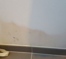 Murs tachés suite à une infiltration d'eau au niveau de notre chaudière.