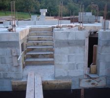 L'escalier est coul&eacute;