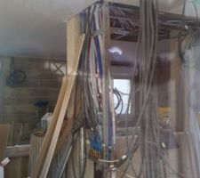 Passage sur le chantier en fin de journée! Vue sur la trappe plomberie qui sera dans les WC
