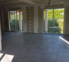 Carrelage au sol dans la pièce de vie
