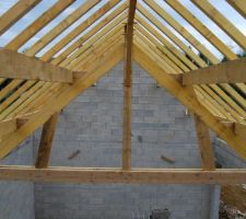 Fermettes au dessus du futur garage qui accueillera un plancher bois pour le grenier.