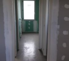 De la chambre vers la salle de bain