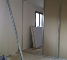 Cloison en Placo silence dans tout le coin nuit. Cloisonnement entre les chambres des enfants