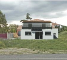 La façade sud,insérée sur le terrain, vue depuis la rue