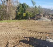 Voila notre terrain vu sur le tarn qui se trouve a 40 m&egrave;tres plus bas