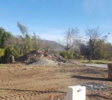 Voila notre terrain vu sur le tarn qui se trouve a 40 m&egrave;tres plus bas