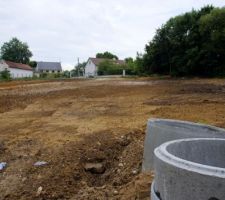 Le terrassement avance doucement, les gravats sont completement évacués.