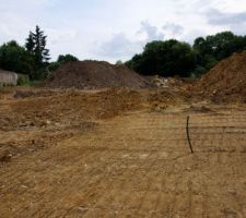 Le terrassement avance doucement, les gravats sont completement évacués.