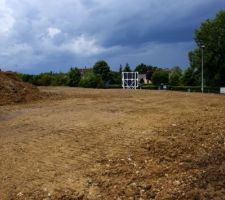 Le terrassement avance doucement, les gravats sont completement évacués.
