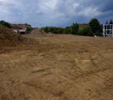 Le terrassement avance doucement, les gravats sont completement évacués.