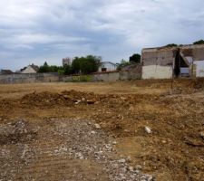 Le terrassement avance doucement, les gravats sont completement évacués.