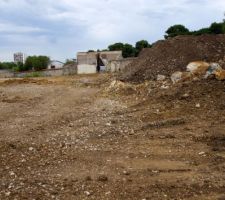 Le terrassement avance doucement, les gravats sont completement évacués.