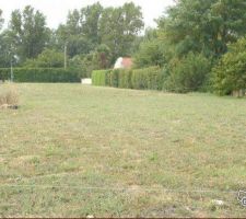 Terrain plat de 794m2 avec une servitude de passage.
orientation SU/SUD-EST