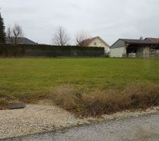 Voici notre terrain: 786 m&sup2;, plat, viabilis&eacute; ...