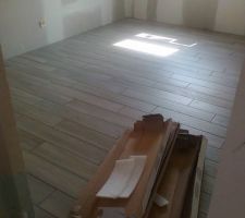 Chambre. Carrelage imitation parquet