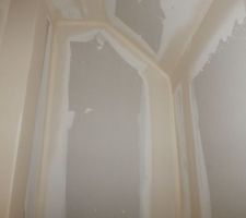 Plafond des WC! Y a de quoi se faire une belle d&eacute;co avec le rampant!
