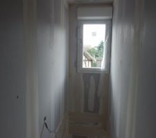 Fen&ecirc;tre de la cage d'escalier! &Ccedil;a choque Madame que la fen&ecirc;tre ne soit pas align&eacute;e