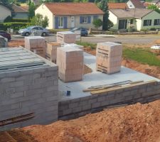 1 mois que le chantier a démarré.  Le maçon est juste au top !