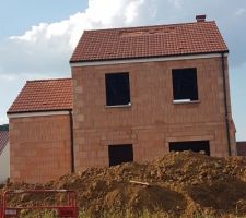 Tuiles à l'arrière de la maison, reste l'emplacement pour les panneaux photovoltaïques