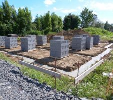 Semelles coulées et parpaings sur le terrain