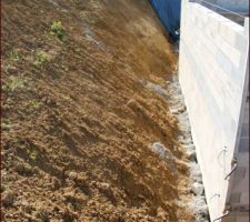 Dénivelé en haut du terrain devant ce qui sera la façade Sud de la maison.