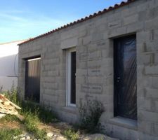Façade nord, avec les cables pour l'électricité.
