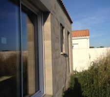 Façade sud, avec les cables pour l'électricité.