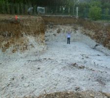 Pour une idée de la profondeur des excavations : moi   mon fils sur mes épaules en train de prendre nos repère dans la (future) cave à vin.