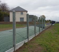 Vue du terrain et cl&ocirc;ture d&eacute;j&agrave; existante